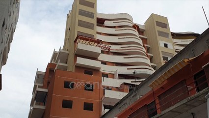 Ora News - I dëmtuar nga tërmeti, pallati 12 katesh në Durrës do shembet me shpërthim të komanduar