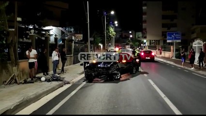 Report TV -Pogradec/ Po lëvizte me shpejtësi të lartë, përplaset me shtyllën dhe murin e shtëpisë