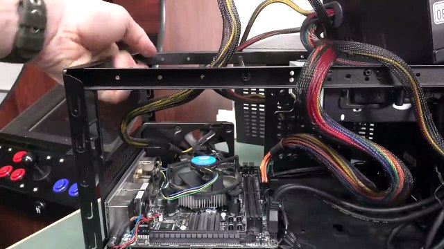 EEVblog #1357 - Dumpster Diving Santa PC