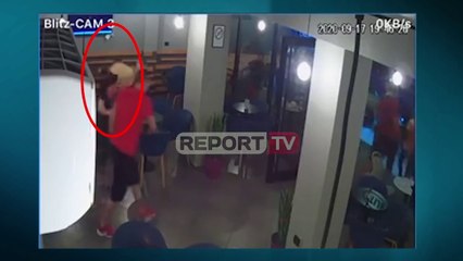 Kavajë / Me një vajzë të vogël për dore i riu sulmon me thikë e grushte të moshuarin në lokal