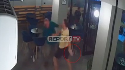 Kavajë  Me një vajzë të vogël për dore i riu sulmon me thikë e grushte të moshuarin në lokal