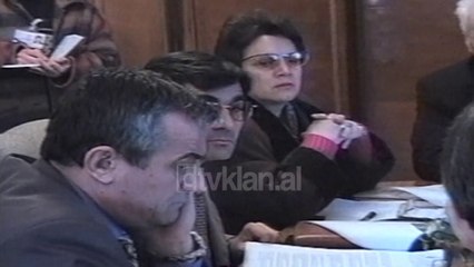 Skender Gjinushi mohon akuzat e socialisteve per nderhyrje ne bashkine e Orikumit - (18 Tetor 2000)
