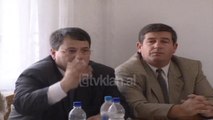 Ministrat Fino e Xhuveli marrin pjese ne mbledhjen e keshillit bashkiak te Beratit - (18 Tetor 2000)