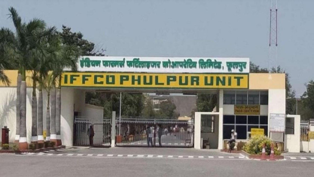 Prayagraj: Ammonia gas leak in IFFCO, two offic...