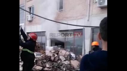Report TV - Zjarr në një fabrikë çantash në Gjirokastër, dyshohet prej shkëndijës elektrike