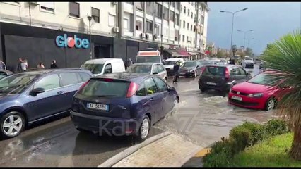 RESHJET PËRMBYTIN RRUGËT, PAK MINUTA SHI VËSHTIRËSUAN QARKULLIMIN - News, Lajme - Kanali 7