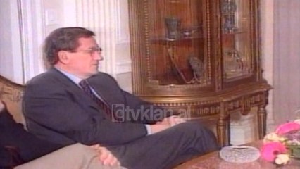 Ambasadori i SHBA-se Hollbrook vizite dy ditore ne Kosove (24 Tetor 2000)