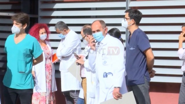 Report TV - Takimi në kryeministri nuk ndal protestën, bluzat e bardha mblidhen para QSUT!