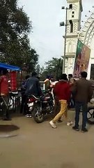 सीतापुर: कपड़े खरीदने को लेकर दुकानदार और ग्राहक में विवाद, जमकर चले लात घूंसे