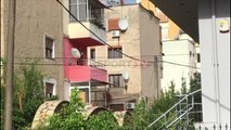 Report TV -RENEA afrohet pranë banesës së 71-vjeçarit në Elbasan! Vijojnë negociatat për tu dorëzuar