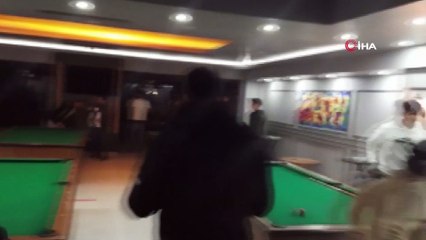 Baskın yiyen gençlerden “şalterli” kaçış