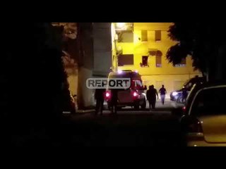 Скачать видео: Elbasan/ Video nga momenti i largimit nga banesa të trupit të 71-vjeçarit të ekzekutuar nga policia