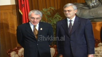 Presidenti Mejdani dekoron ish-zedhenesin e NATO-s Jamie Shea - (23 Tetor 2000)