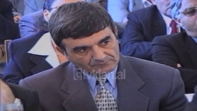 Miri Hoti merr detyren si kryebashkiaku i ri i Durresit - (23 Tetor 2000)