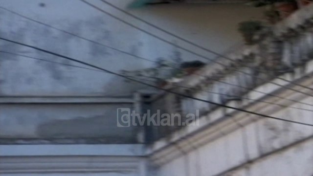 Policia elektrike nderpret energjine e paligjshme tek Parku Rinia - (26 Tetor 2000)