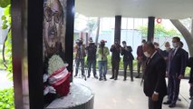 Dışişleri Bakanı Çavuşoğlu, Bangabandhu Anıt Müzesini ziyaret etti, çelenk bıraktı