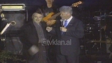 Presidenti Klinton nje showman ne ditelindjen e gruas Hilary Klinton - (26 Tetor 2000)