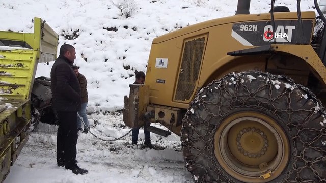 Muş’ta kardan kapanan yollar ulaşıma açılıyor