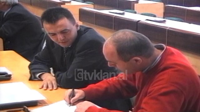 Mblidhet keshilli i ri bashkiak i Tiranes, nenkryetar zgjidhet Petraq Simo - (26 Tetor 2000)