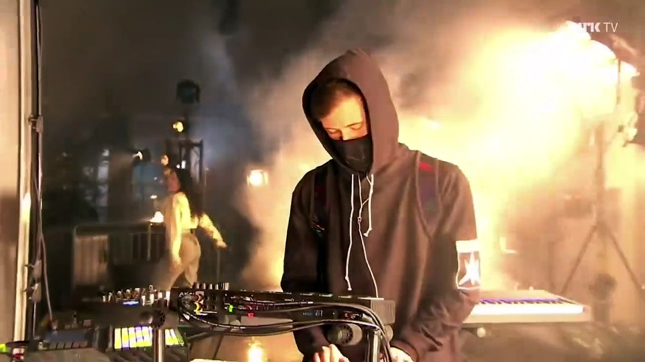 Alan_Walker_-_Darkside_(feat._Torine)_(Live_Performanc