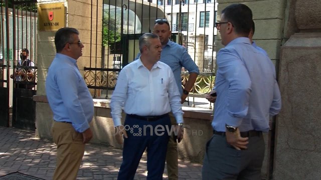 Ora News - Opozita parlamentare tërhiqet nga hapja e listave 100%