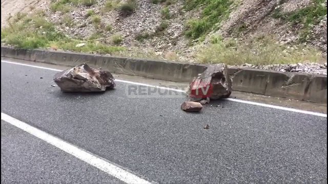 Report TV -Moti i keq/Probleme me disa akse rrugore në Kukës, disa zona pa energji elektrike