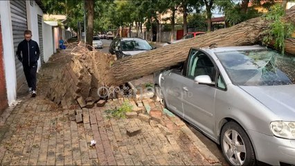Ora News - Stuhia demtoi makina ne Shkoder, ne Lezhe e Kukes rreshqitje guresh
