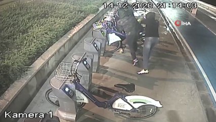 Belediyenin bisikletlerine kilidini ve şasesini kırarak zarar veren hırsızlar kamerada