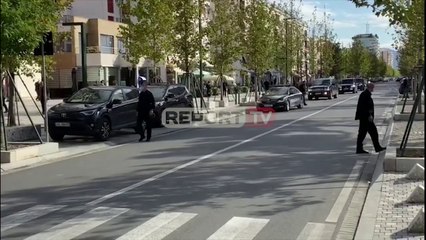 Rama mbërrin në ambientet e teatrit "Petro Marko" në Vlorë, mbledhje me drejtorët e qytetit