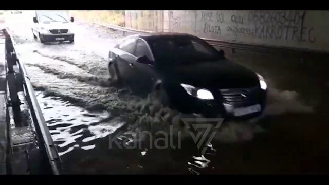 PËRMBYTET NËNKALIMI NË MAMURRAS,SHKAK RESHJET E SHUMTA TË SHIUT - News, Lajme - Kanali 7