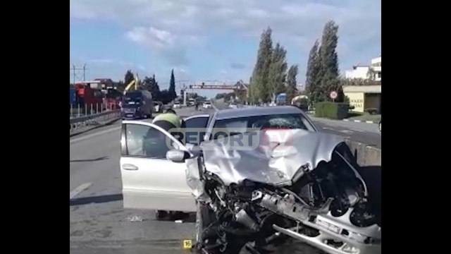 Aksident i 3-fishtë në autostradën Tiranë-Durrës! 'Benzi' përplaset me 'Opelin' e furgonin