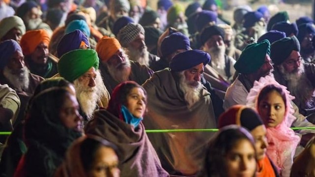 Farmers' protest: Team of volunteers offers laundry service at Singhu border