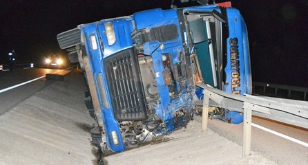 Bariyerler devrilen TIR’ın kabinine ok gibi saplandı: 2 ölü