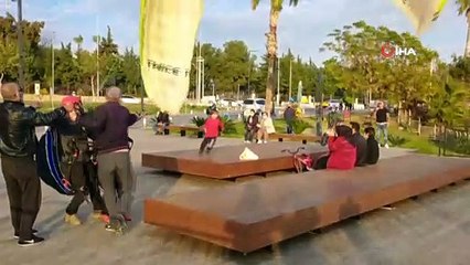 Antalya’da yamaç paraşütçüsü ve çocuk yolcusunun zor anları