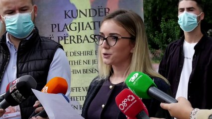 Protestë kundër plagjiaturës/ Akuza ndaj ministrave të Arsimit në Tiranë dhe Prishtinë