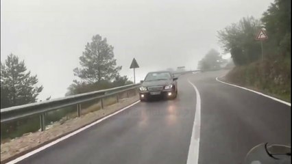 Llogaraja ‘pushtohet’ nga mjegulla e dendur, ja si duket rruga…