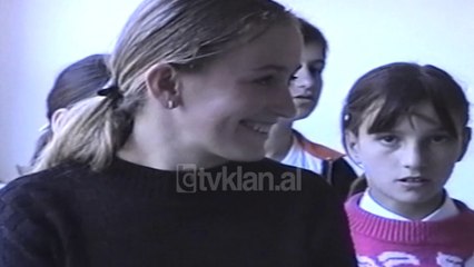 Shkolla e Hotolishtit ne rikonstruksion, nxenesit zhvillojne mesimin ne kembe (30 Tetor 2000)