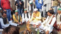 Protesting farmers perform Hawan in the middle of highway