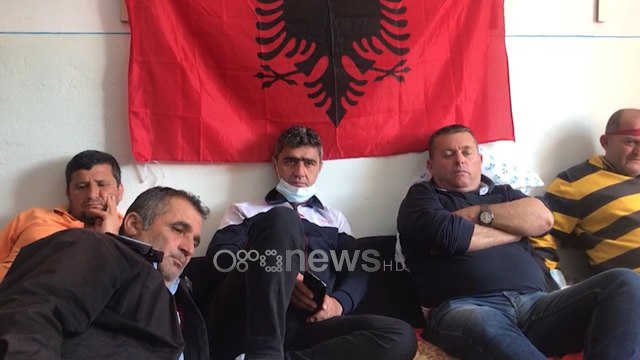 Ora News - Naftëtarët e Ballshit në ditën e dytë të grevës së urisë, heshtje nga institucionet