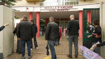 Ora News - Prindërit të grumbulluar para shkollave: Nuk i lëmë dot fëmijët vetëm