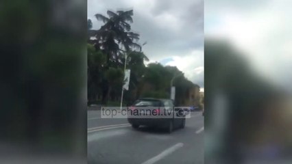 Në qender të Tiranës, burri i shtrirë në tokë. Policët i vijnë në ndihmë, ja ç’ndodhi