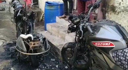 राजकोट: कर्फ्यू के बीच युवक ने अपनी सोसायटी में फूंक डालीं 6 गाड़ियां, गेट भी जला- VIDEO