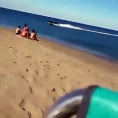 Un bateau de trafiquants de drogue débarque sur une plage espagnole avec un hélicoptère de la police à sa poursuite