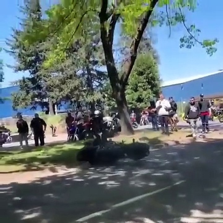 Un motard bloque son accélérateur pendant un drift et saute sur sa moto pour récupérer la situation