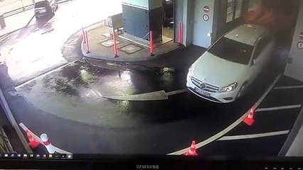 Une femme sort d’une station de lavage avec sa voiture propre mais en mauvais état