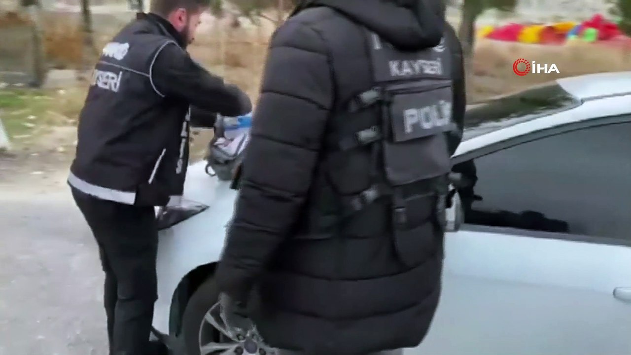 Müzik kutusu içinde uyuşturucu sevkiyatını polis engelli