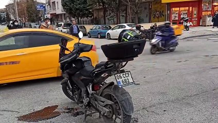 Otomobil ile çarpışan motosikletli kurye yaralandı