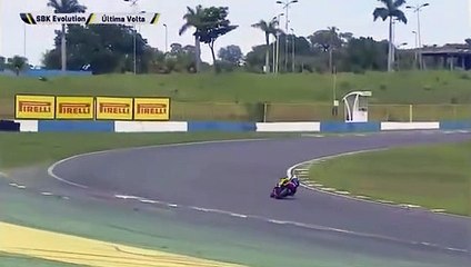 Un pilote de moto crie victoire trop vite