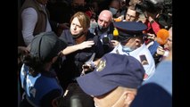 Report TV - Gjyqtarja Margjeka tensione me policinë: Mos më prek zonjë se do të përplas andej!
