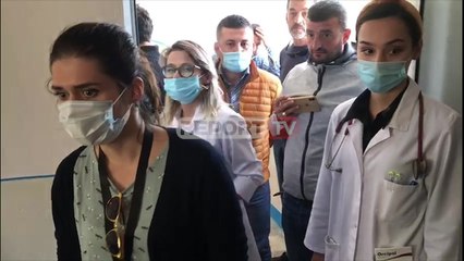Report TV - Ambulanca mbërrin pranë naftëtarëve në grevë! Ata refuzojnë kurimin